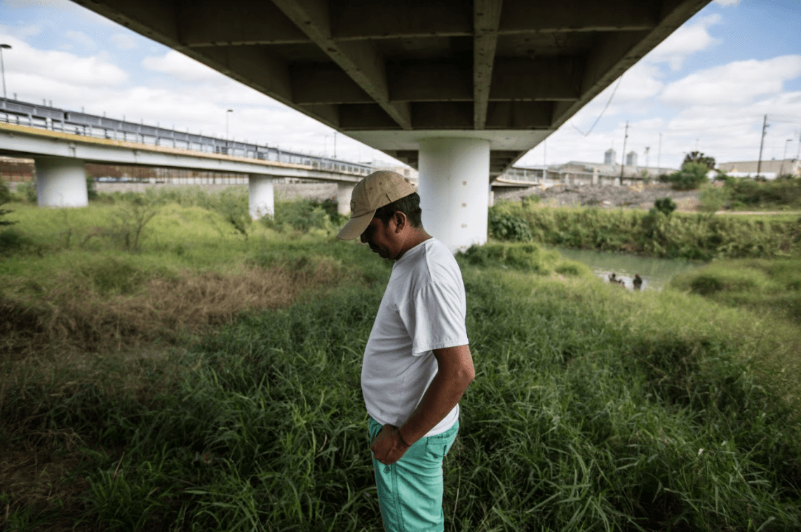 Damián es uno de los casi 70,000 migrantes que han sido devueltos por EEUU a México mientras esperan sus casos de asilo. Con su hijo de 10 años, fue secuestrado en dos oportunidades. A pesar de eso, fueron enviados de regreso a Matamoros. Él, aterrado y como han hecho cientos de padres migrantes, hizo que su hijo cruzara solo la frontera y se entregara a las autoridades de EEUU.