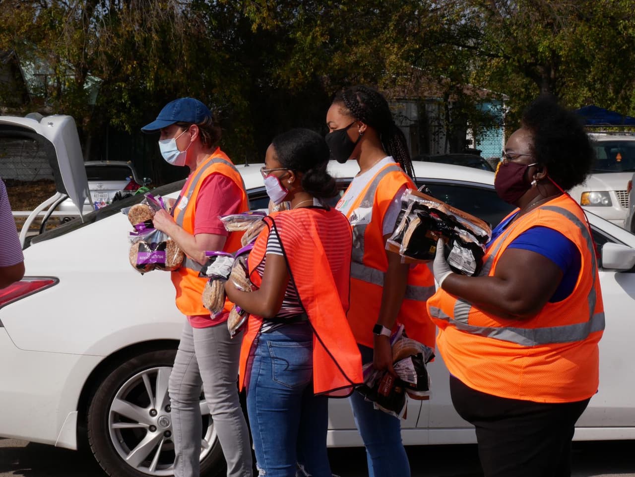 Kurian dijo que se distribuyeron más de 8,500 cajas de comida, incluyendo alrededor de 7,280 pavos para las familias.
<br>
