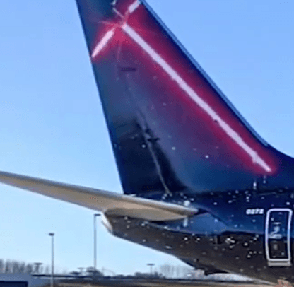 Se colocaron dos naves espaciales más pequeñas en los bordes superior e inferior del fuselaje para reforzar la perspectiva