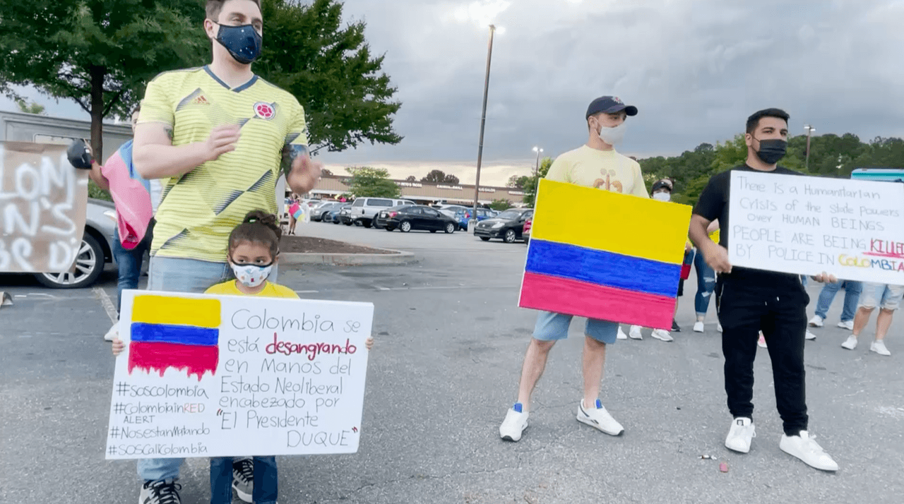 La comunidad colombiana en Raleigh encendió velas en solidaridad y pide ayuda a las autoridades internacionales.