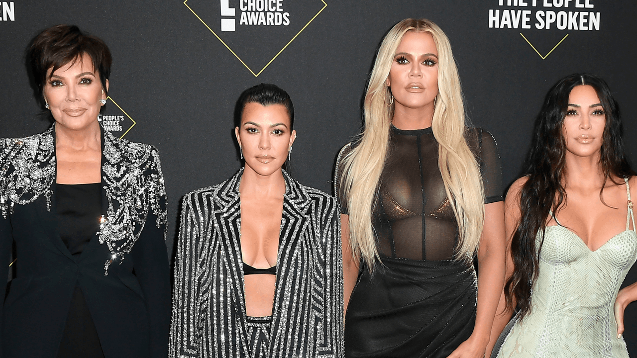 ¿Las Kardashian abusaron del Photoshop en su foto de Navidad? Una de ellas las delató, según fans