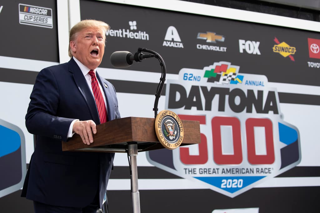 El expresidente Donald Trump asistió hoy a la carrera inaugural Daytona 500 en Florida, donde afirmó que el espíritu de NASCAR "alimentará la era dorada de Estados Unidos".