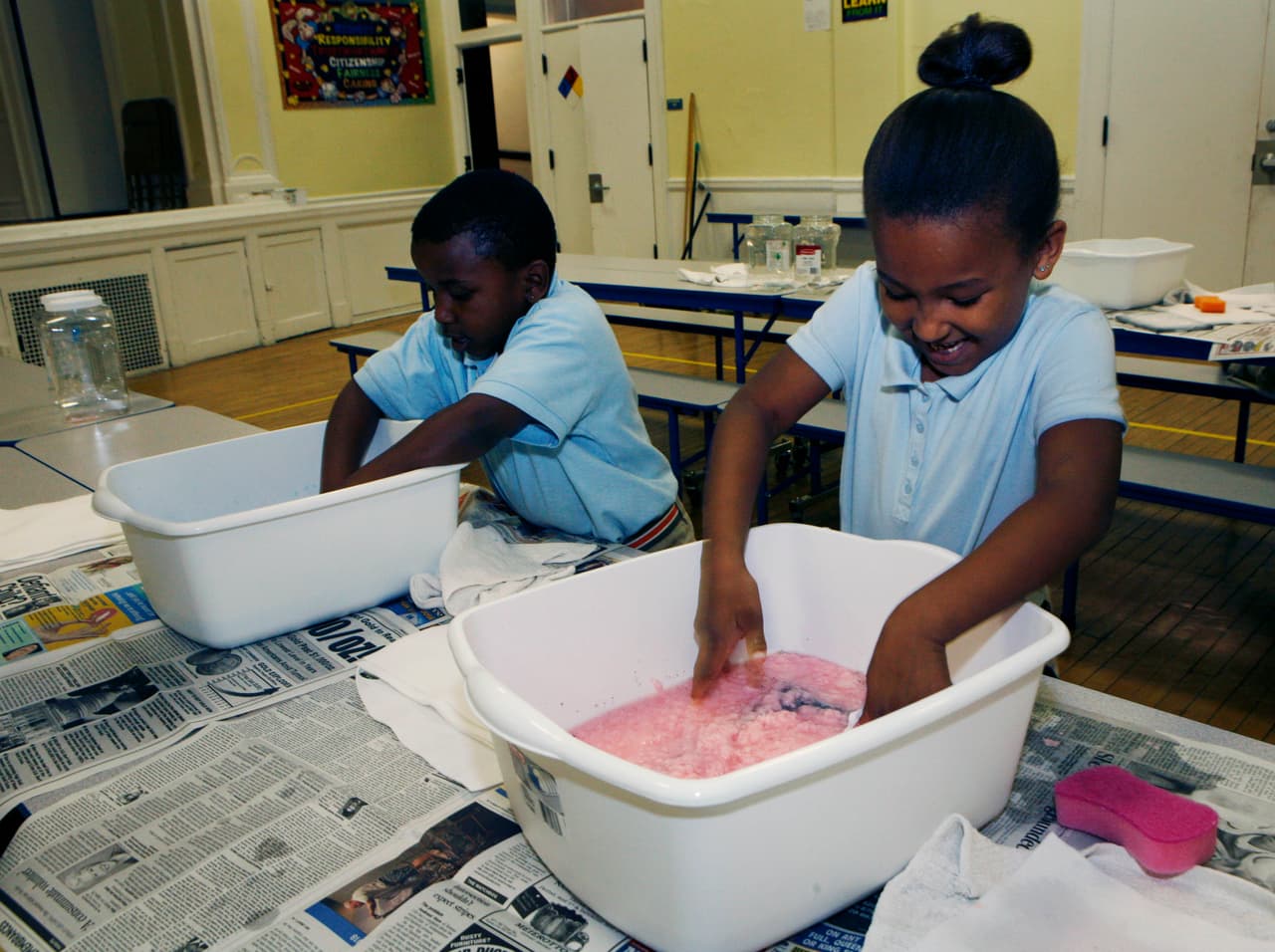Los estudiantes de la escuela chárter Renaissance Academy trabaja en un proyecto de reciclaje de papel. Renaissance Academy cerró en 2012 y posteriormente se le ordenó recibir $1 millón de dólares en daños de su EMO, Imagine Schools.
