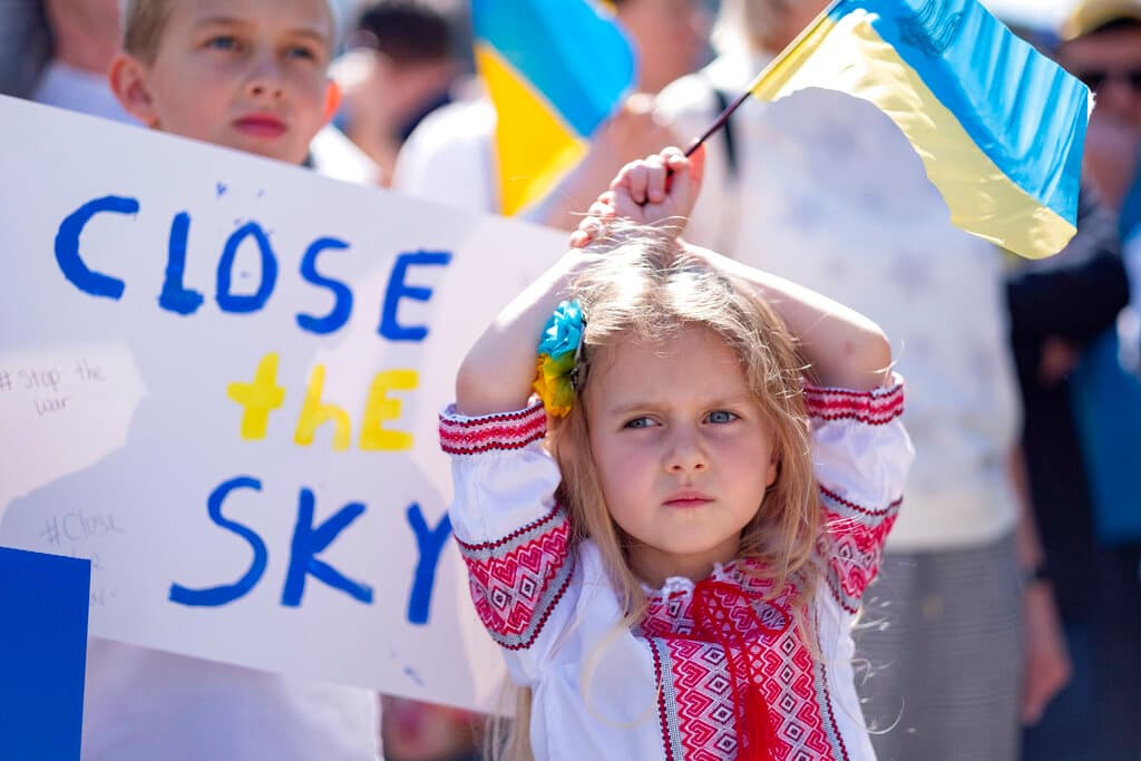<b>Estados Unidos</b>
<br>La pequeña Rachel Momotok, de 5 años, ondea una bandera ucraniana mientras participa en un mitin en el centro de Atlanta en apoyo de Ucrania el sábado 5 de marzo de 2022.
