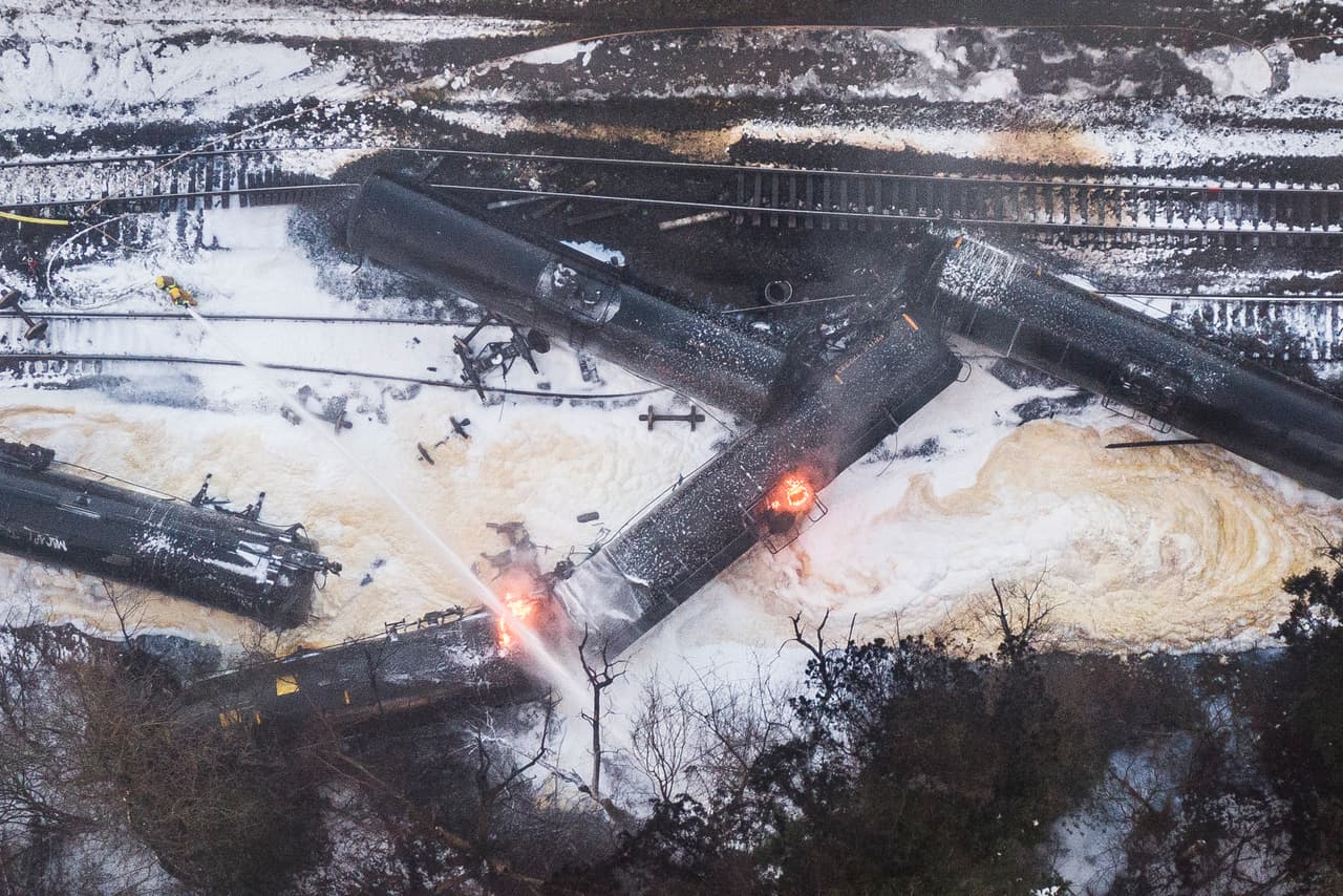 <b>El impresionante descarrilamiento de un tren de petróleo</b>. Siete vagones de un ferrocarril en el estado de Washington salieron de la vía y provocaron un incendio que obligó a evacuar el área de Custer. 22 de diciembre.
<br>