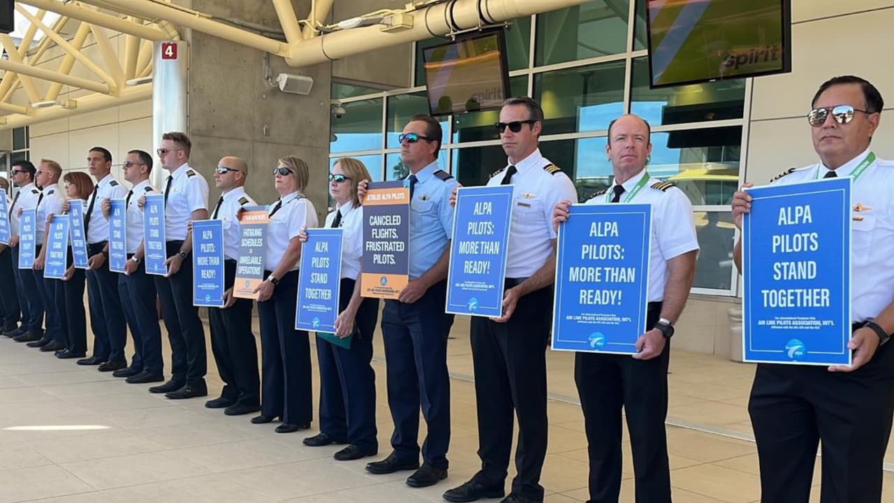 "Protesta muda": Así se manifestaron unos 150 pilotos en el Aeropuerto Internacional de Orlando