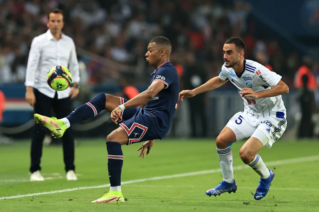 Paris Saint-Germain suma su segunda victoria en la Ligue 1 ante Estrasburgo 4-0. Mauro Icardi (3'), Kylian Mbappé (25'), Julian Draxler (27') y Pablo Sarabia (86') anotaron para el equipo local, mientras que para el Racing fueron Kevin Gameiro y Ludovic Ajorque. Previo al encuentro, el equipo parisino presentó a sus nuevos jugadores: Lionel Messi, Sergio Ramos, Gianluigi Donnaruma, Achraf Hakimi y Georginio Wijnaldum.