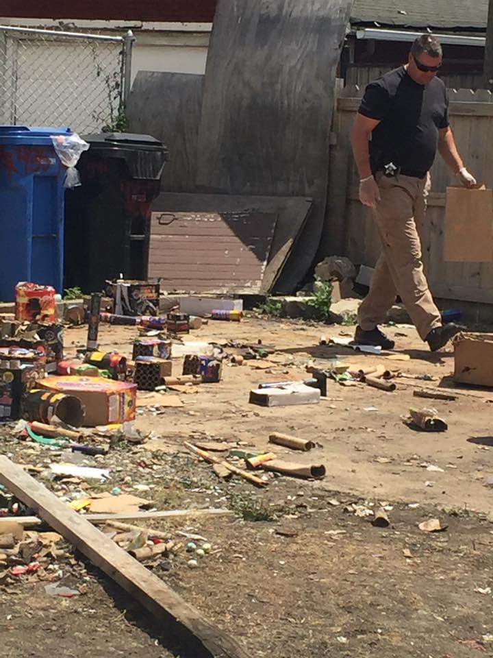 Vecinos del oeste de Chicago reportaron que fuegos artificiales que se prendieron en una fiesta privada en una casa el cuatro de julio causaron graves destrozos en el área.