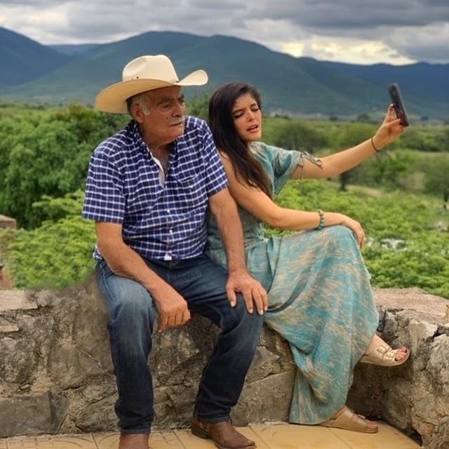 Ana Bárbara viajó para pasar unos días junto a sus papás en su natal Río Verde y desde allí pudo escaparse del encierro por la pandemia, además de compartir con sus seres queridos y cantar para ellos con el alma.