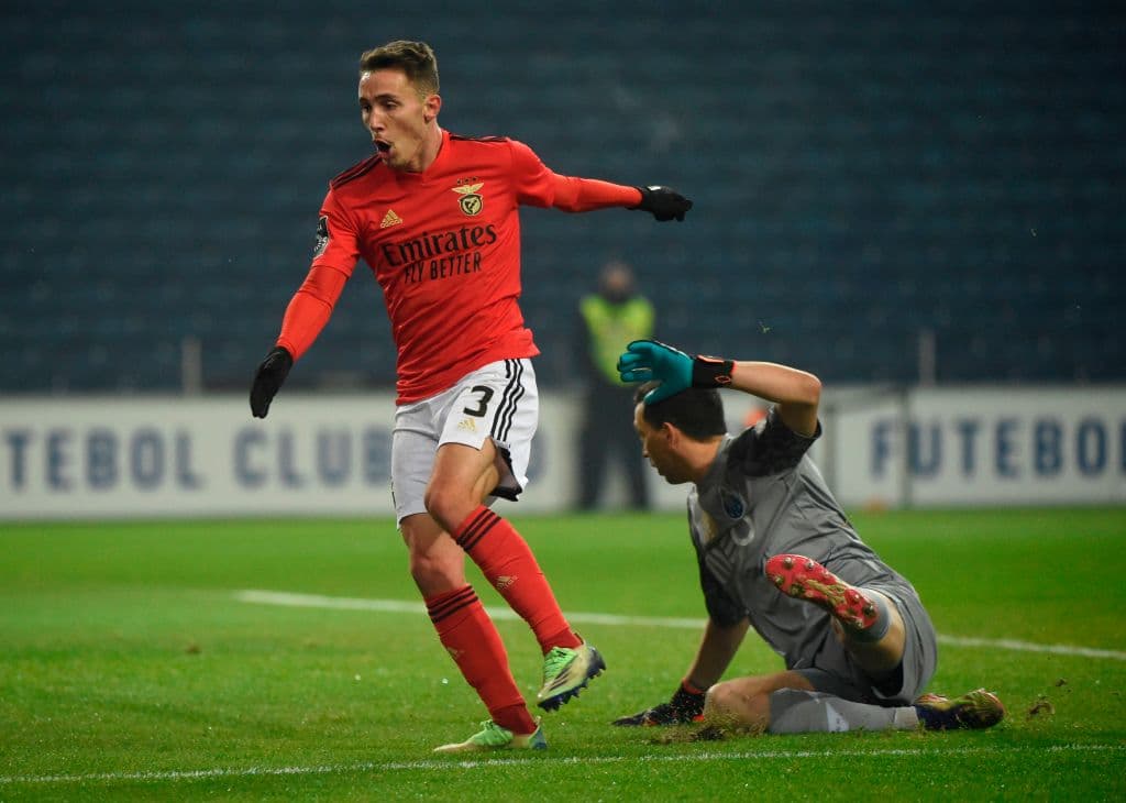Benfica abrió el marcador con gol de Grimaldo (17’) y Taremi (25’) emparejó los cartones. Hacia la recta final del juego, el futbolista iraní salió expulsado de la cancha. ‘Tecatito’ jugó todo el partido. Porto y Benfica cierran la jornada con 32 unidades; Sporting Lisboa es el líder de la competición con 36 puntos.