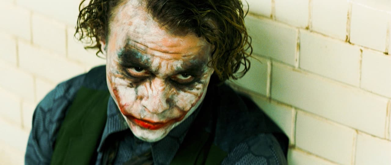 <b>“¿Quieres saber cómo me hice estas cicatrices?”</b>
<br>Esta es la frase que Joker en ‘The Dark Knight’ utiliza cada vez que a sus víctimas les cuenta una versión del origen de sus cicatrices en forma de sonrisa.
<br>