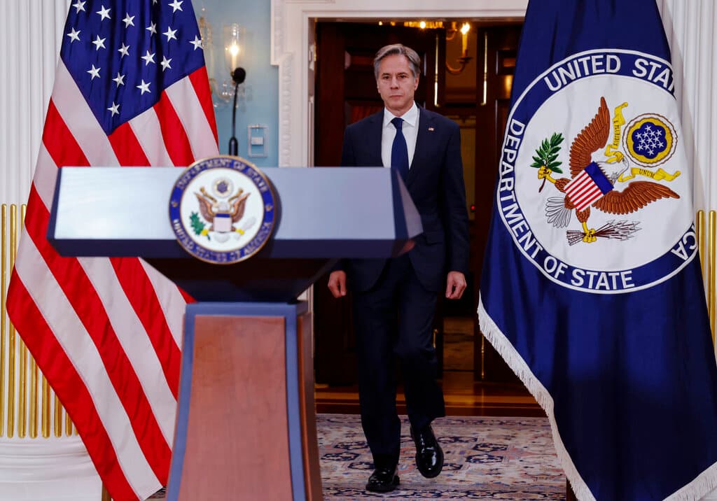 El secretario de Estado Antony Blinken llega para hablar sobre Afganistán, en el Departamento de Estado en Washington, el lunes 30 de agosto de 2021.