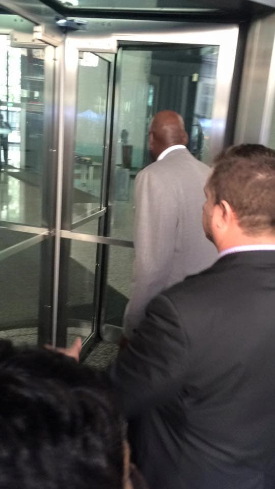 Jordan, seis veces campeón de la NBA, tiene contratos de publicidad con Nike, Gatorade y Hanes, entre otras marcas.