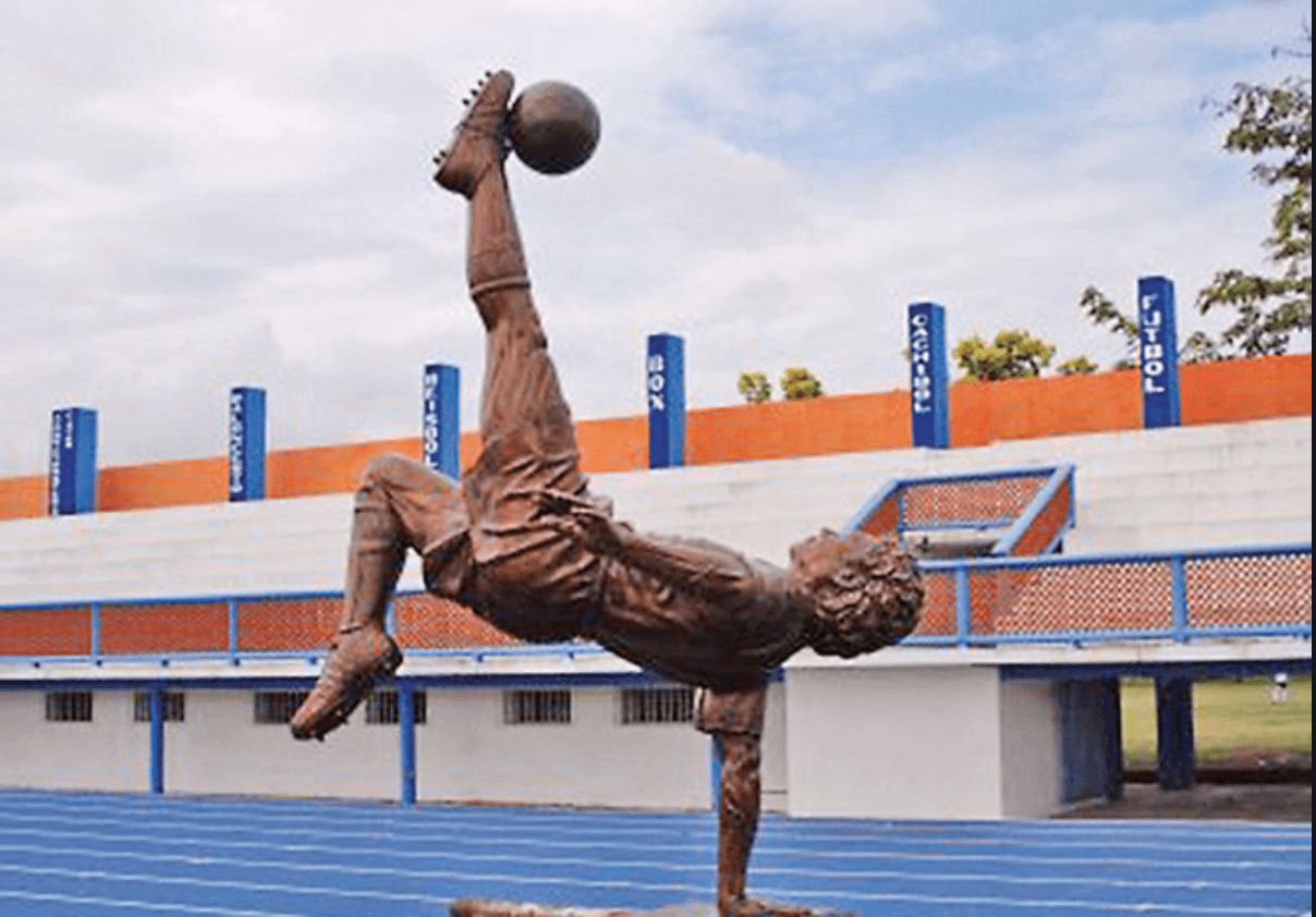 En Boca Del Río, Veracruz, se encuentra la estatua de Hugo Sanchez justo afuera de la Unidad Deportiva que lleva su nombre.