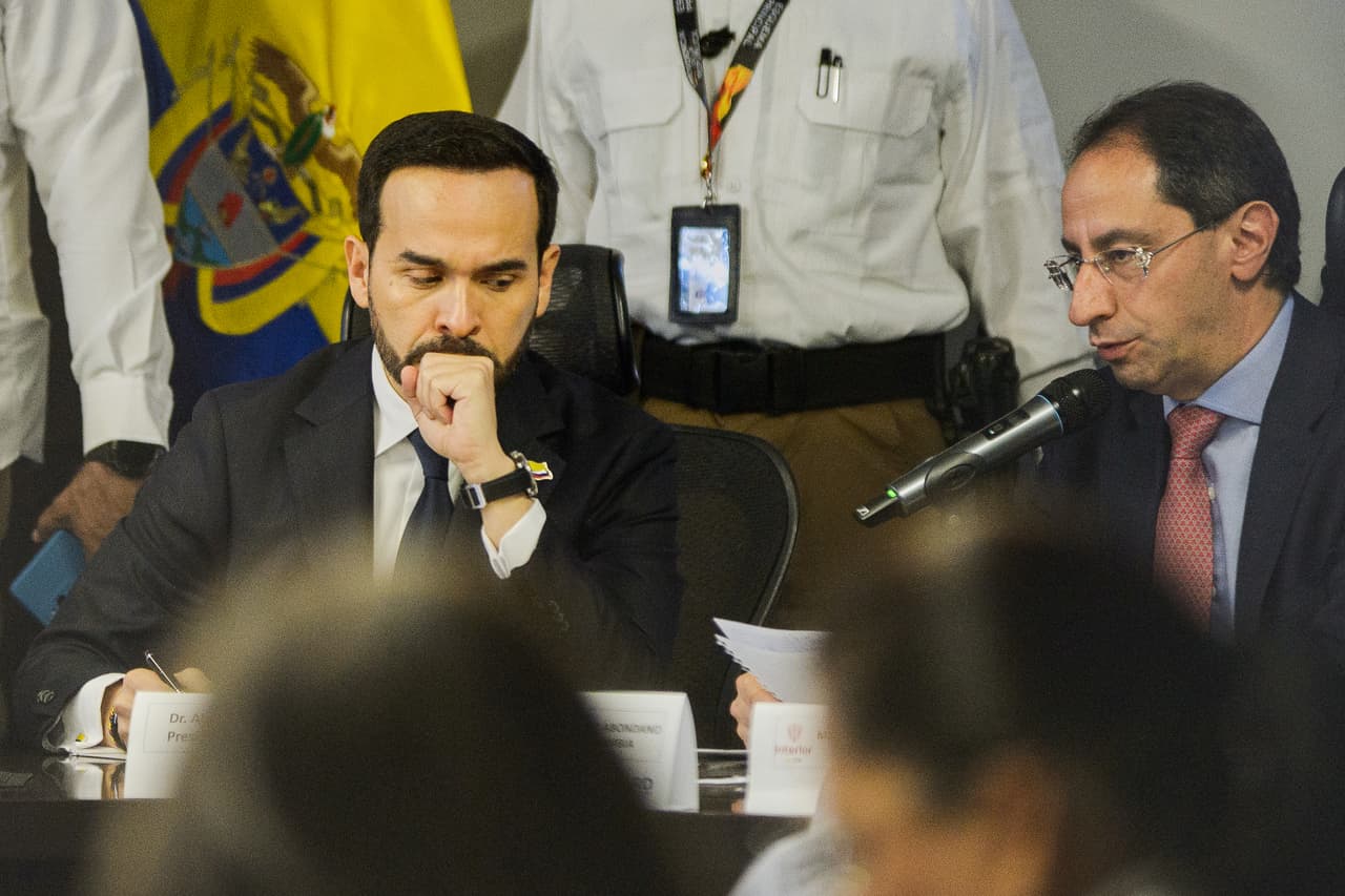 El presidente de Colombia, Abelardo de la Espriella, izquierda, y el vicepresidente José Manuel Restrepo encabezan una reunión de respuesta al terremoto en Bogotá, Colombi