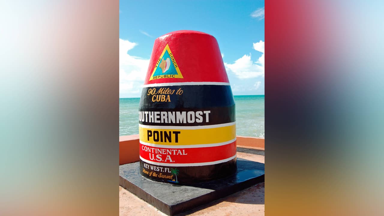 Tras ser vandalizada por dos sospechosos que le quemaron un árbol de navidad muy cerca, la icónica boya de las 90 millas a Cuba, o el punto más al sur de los Estados Unidos continental, ya fue reparada.