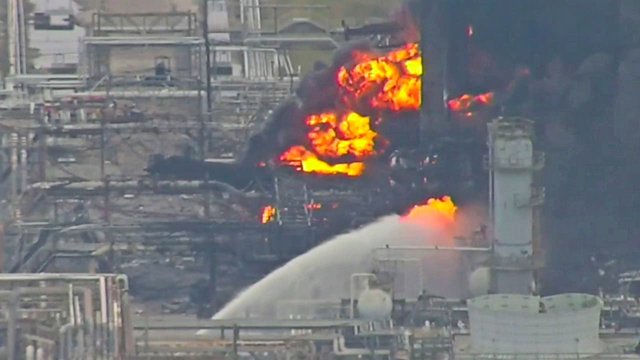 Suspenden evacuación y toque de queda en Port Neches, pero sigue activo el incendio en la planta