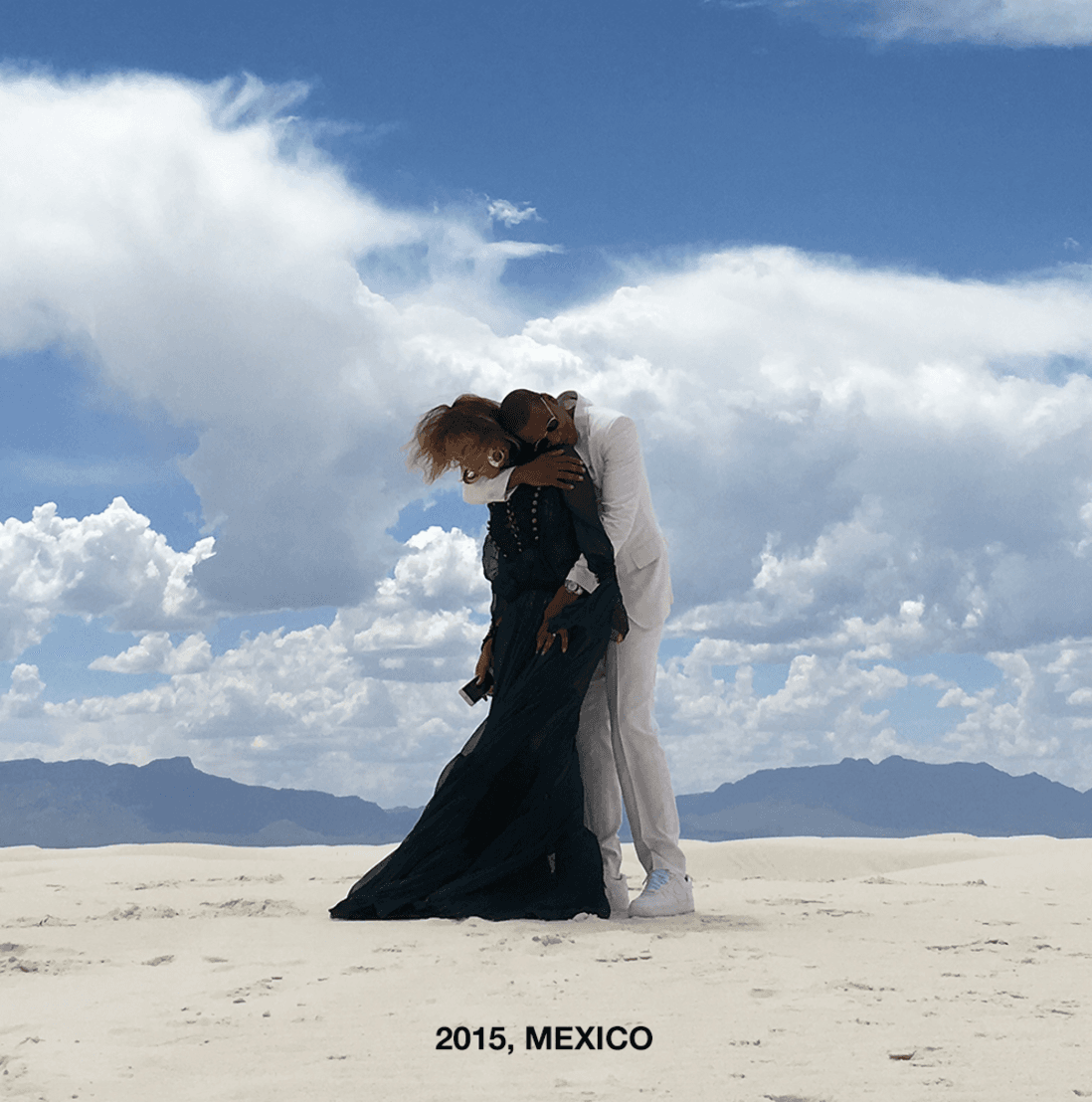 Jay Z abraza a Beyoncé en 2015 en México.
