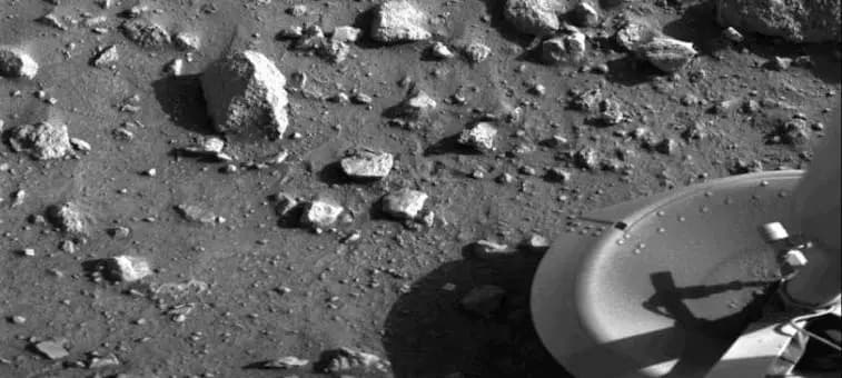 El módulo de aterrizaje Viking 1 de la NASA tocó con éxito la superficie de Marte el 20 de julio de 1976. Este histórico acontecimiento no solo transmitió las primeras imágenes claras desde el suelo marciano, sino que también dio inicio oficial a la exploración moderna del planeta rojo.
