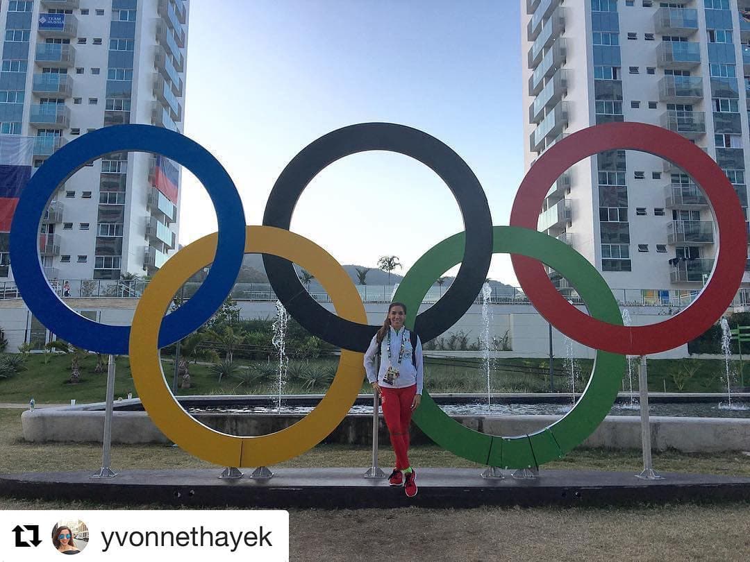 Salma Hayek pidió a sus seguidores en redes sociales que apoyen a su prima, Yvonne Treviño Hayek, durante sus pruebas de atletismo en las Olimpiadas de Río de Janeiro.