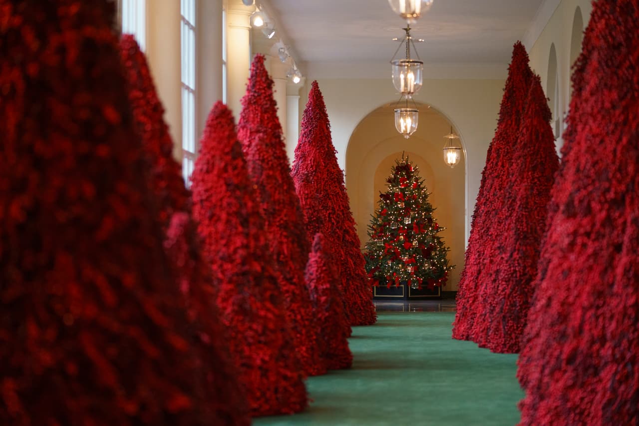 En 2018, Melania Trump eligió árboles rojos de topiario para celebrar la Navidad en la Casa Blanca en Washington. Ella diseñó la decoración que presentaba como tema de "Tesoros estadounidenses".