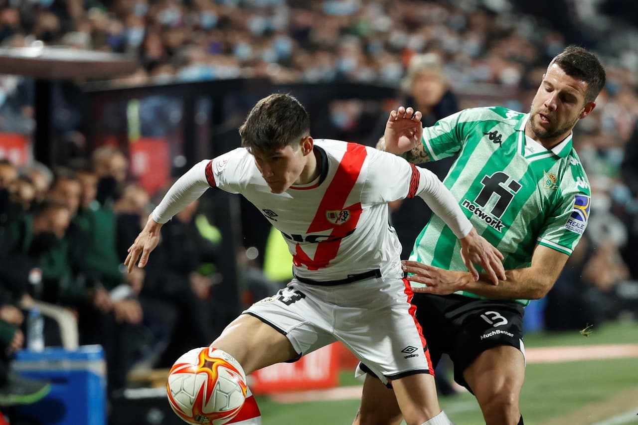 Real Betis se lleva la semifinal de ida tras derrotar al Rayo Vallecano 2-1 en la Copa del Rey. Borja Iglesias y Victor Carvalho le dieron el triunfo a la escuadra verdiblanca, mientras que Álvaro García descontó para los locales. Los mexicanos Diego Lainez y Andrés Guardado estuvieron en la banca.
