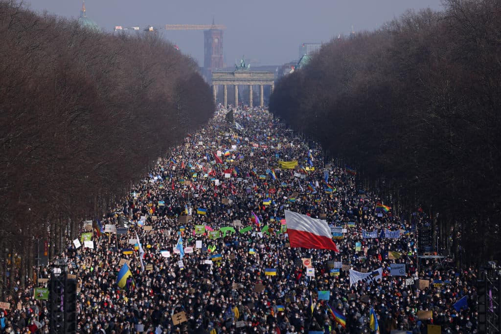 Decenas de miles de personas se concentraron en el parque Tiergarten para manifestarse contra la invasión rusa a Ucrania este domingo en Berlín.