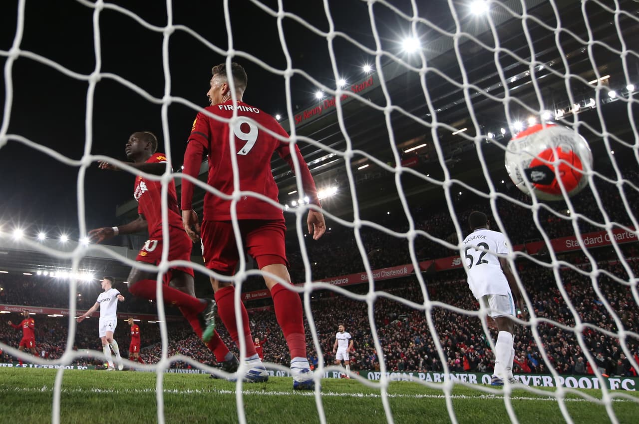 Coronavirus amenaza con aplazar primer título del Liverpool