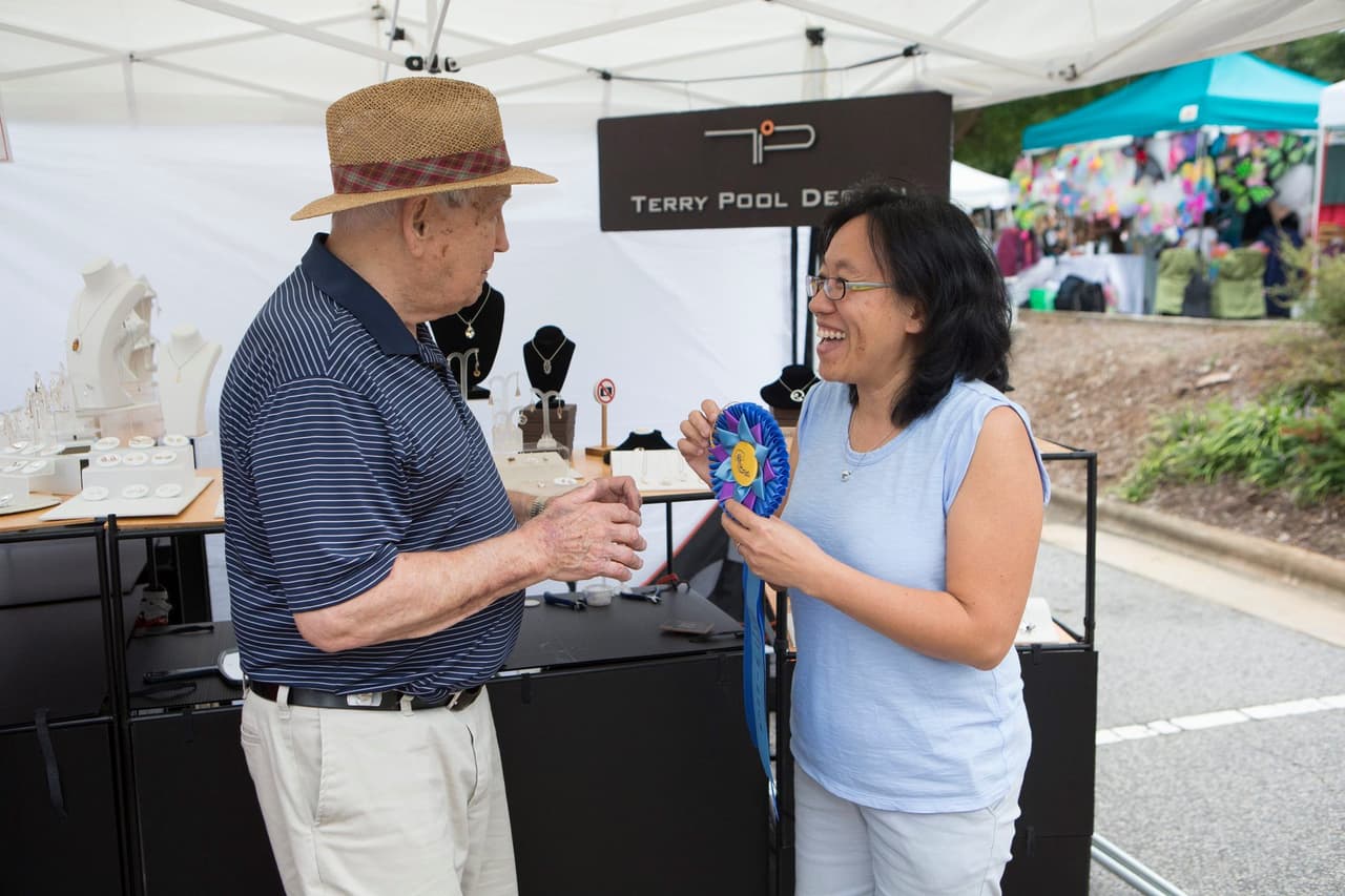 Conoce más sobre el evento,
<b><a href="https://www.townofcary.org/recreation-enjoyment/events/festivals/spring-daze-arts-and-crafts-festival">aquí</a></b>.