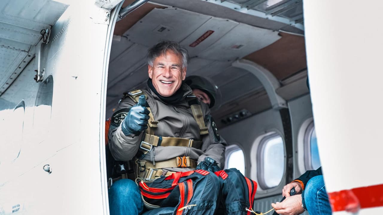 Es la primera vez que el gobernador del Estado de la Estrella Solitaria, Greg Abbott, realiza un salto en paracaídas.