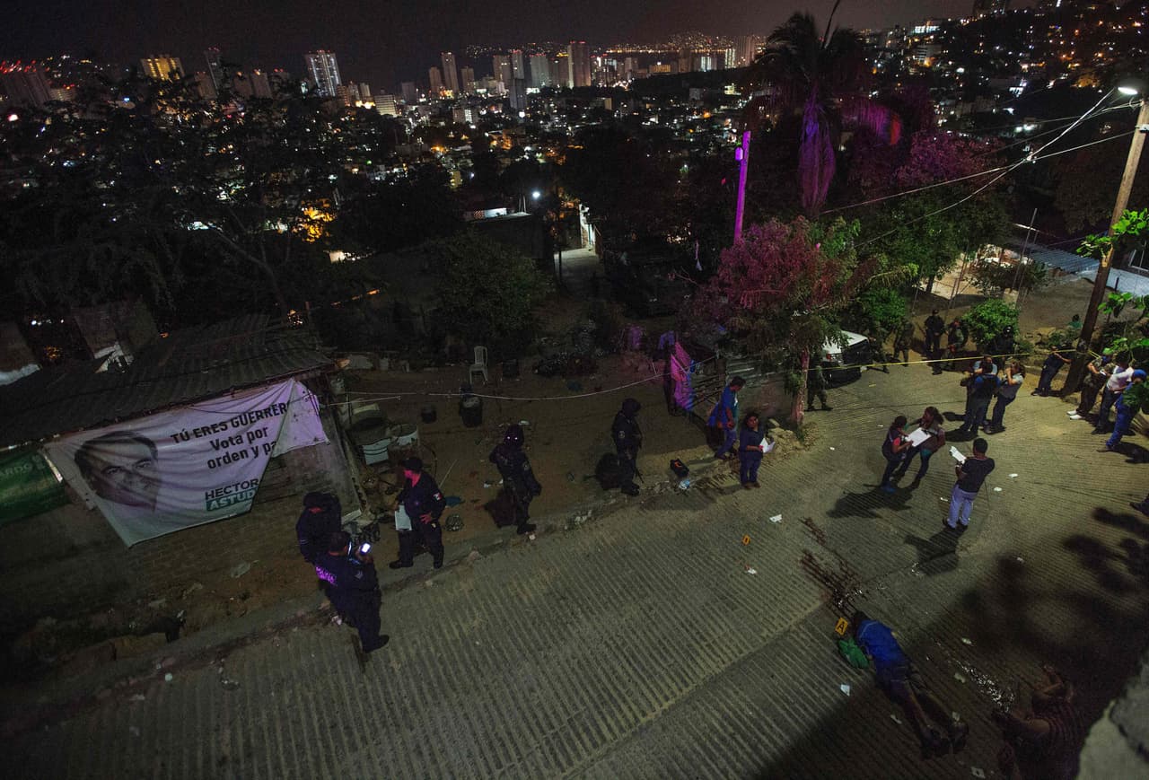 En la búsqueda de sus familiares desaparecidos, hallan fosas con restos humanos en Chilapa, México