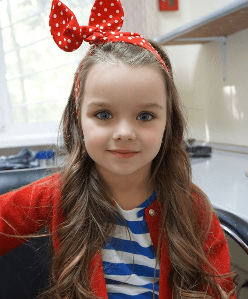 Lo primero que hay que cuestionar sobre la historia de Anna Knyazeva es cómo alguien puede decidir quién es la niña más linda del mundo y cuáles son los criterios para decidirlo.