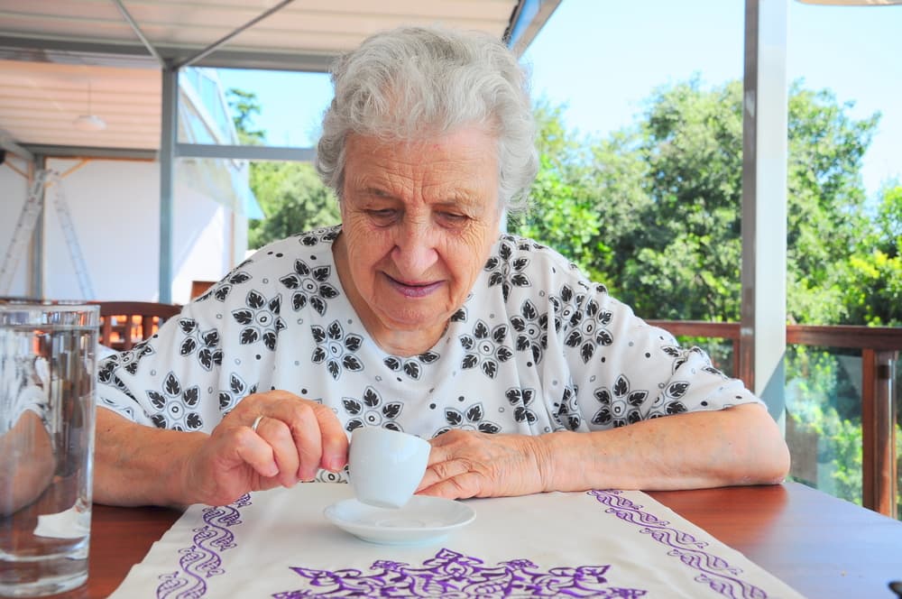 Después de una visión general del café, se aconseja escribir en un papel las figuras que se observan. Lo más acertado es anotar la primera impresión que nos ha dejado lo que vimos. Aunque la experiencia es lo determinante, hay quienes se apoyan con libros o guías especializadas para entender el significado de lo que ven, porque como podrás imaginar, hay muchas cosas que podrían salirte.