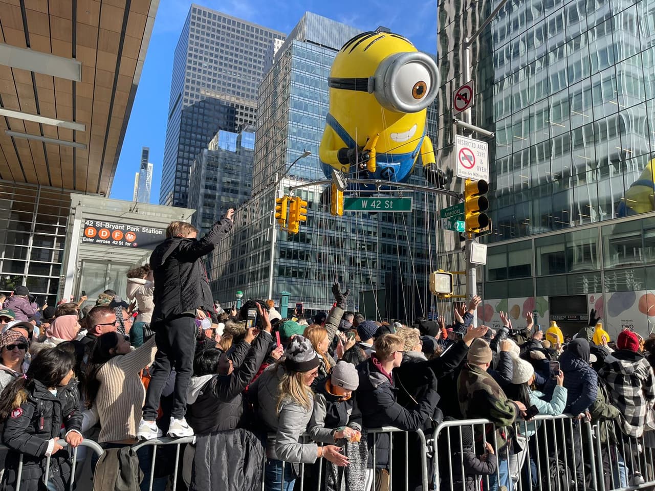 Stuart, de los populares personajes de los Minions hizo su aparición con este globo de 40 pies de largo, 28 de ancho y 37 de alto.