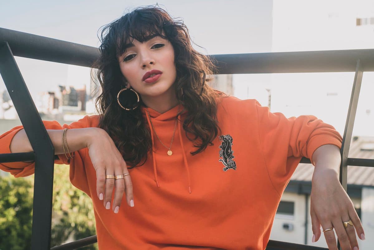 Después de que salió a la luz la entrevista donde Juan Darthés se defiende, la actriz le respondió en Twitter: "La entrevista de hoy fue violencia de género a nivel simbólico. Hay una amenaza donde traslada la responsabilidad de sus actos a quienes somos sus víctimas. De ninguna manera puede revictimizarnos haciéndonos responsables de las consecuencias sobre su vida".
<br>