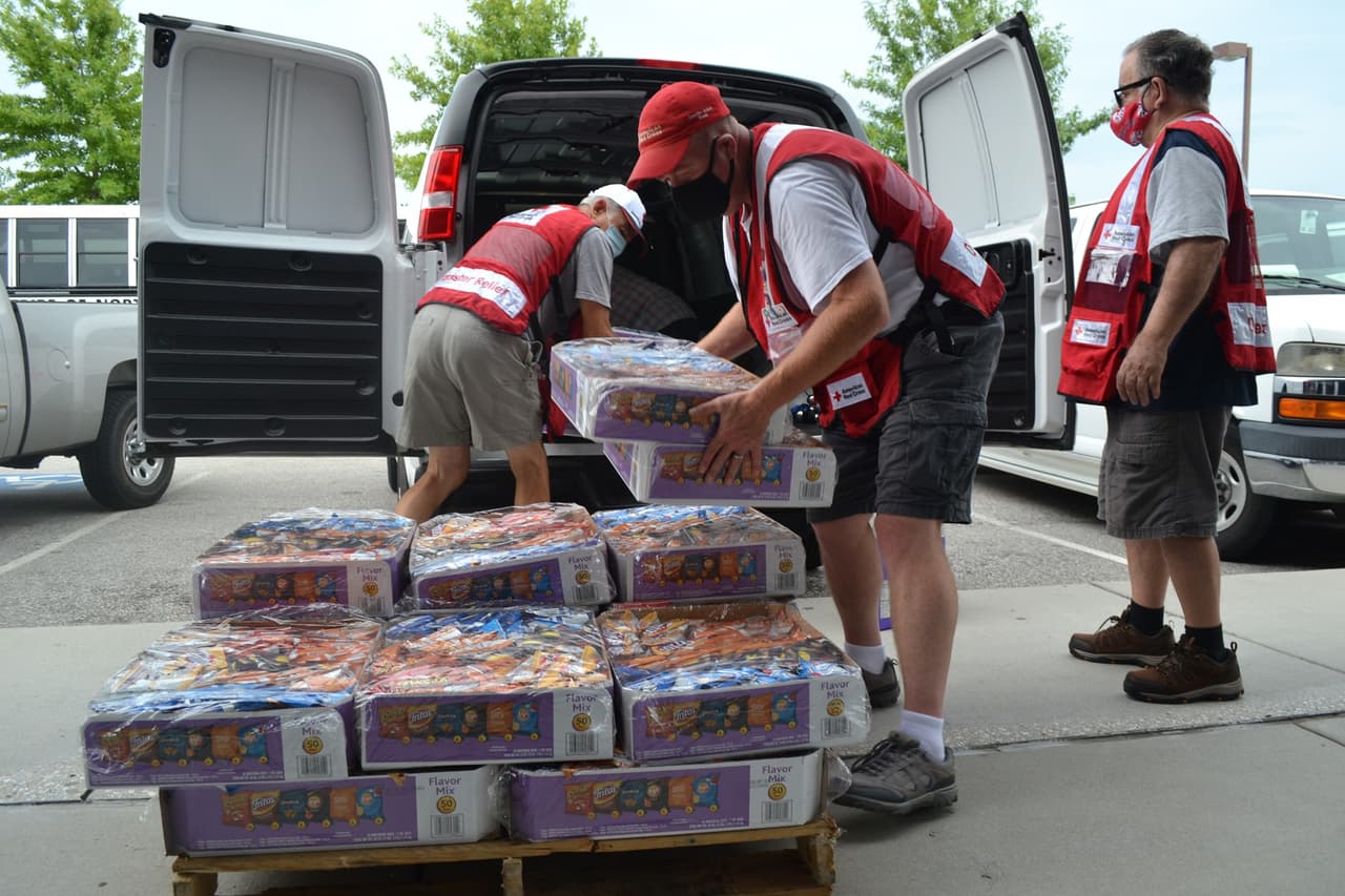 La Cruz Roja Americana comenzó a movilizar donaciones este domingo, en respuesta al posible impacto de la tormenta tropical Isaías. Este sistema se dirige a Carolina del Norte con mayor fuerza y podría convertirse en un huracán de categoría uno en las próximas horas.