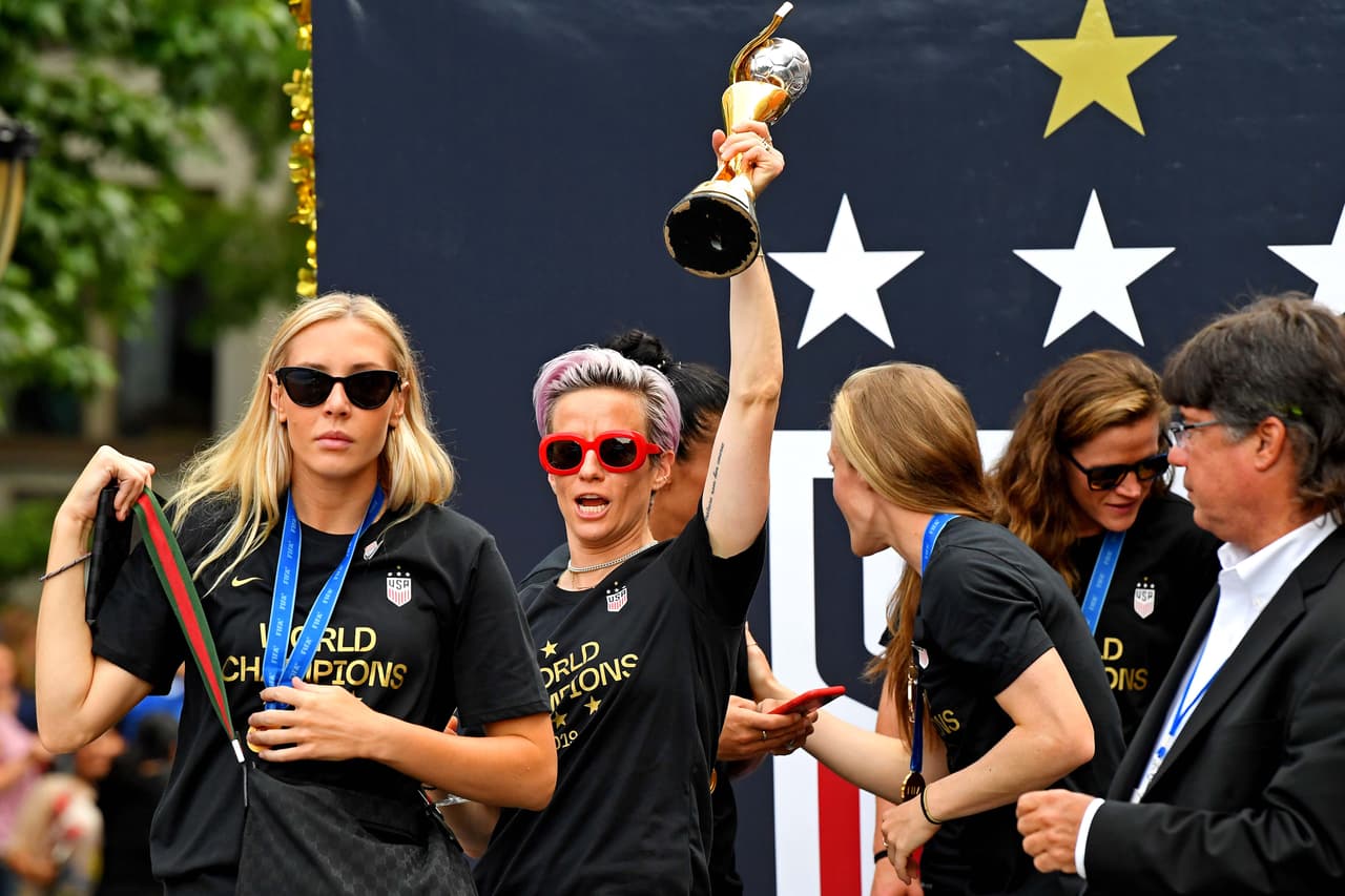 Megan Rapinoe, Alex Morgan, Julie Ertz, Allie Long, Carli Lloyd y compañía vivieron este miércoles una jornada especial en Nueva York durante el desfile de campeonas del mundo con el Team USA. Cientos de aficionados salieron a las calles de la Gran Manzana para saludar a sus heroínas.