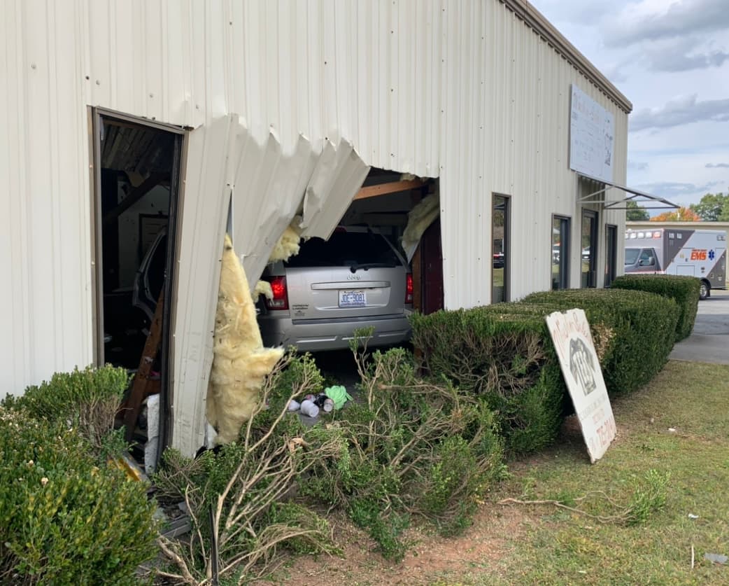Auto choca contra inmueble en Winston-Salem; no hubo heridos