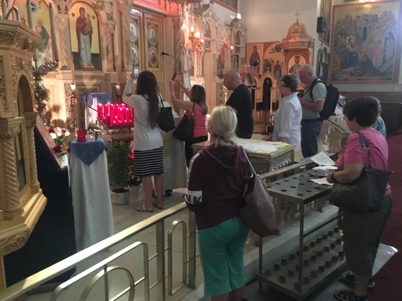 Feligeces asisten a la iglesia para ver a la Virgen llorando.