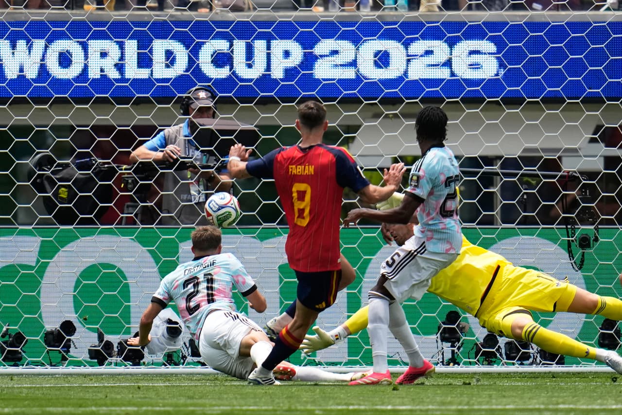 Minuto 30 del partido: Fabián Ruiz anota el primer gol del partido.
