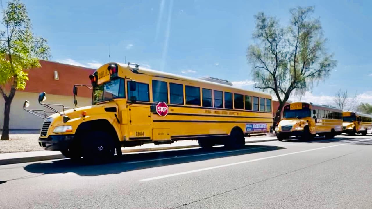 El Distrito Escolar Unificado de Peoria busca choferes para sus autobuses escolares
