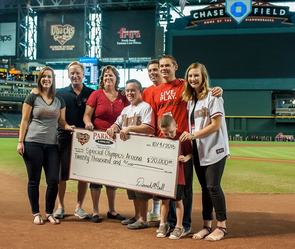 Los 30 equipos donarán un millón de dólares, para ayudar a los empleados de los estadios, cuyo ingreso depende de los partidos jugados por día.