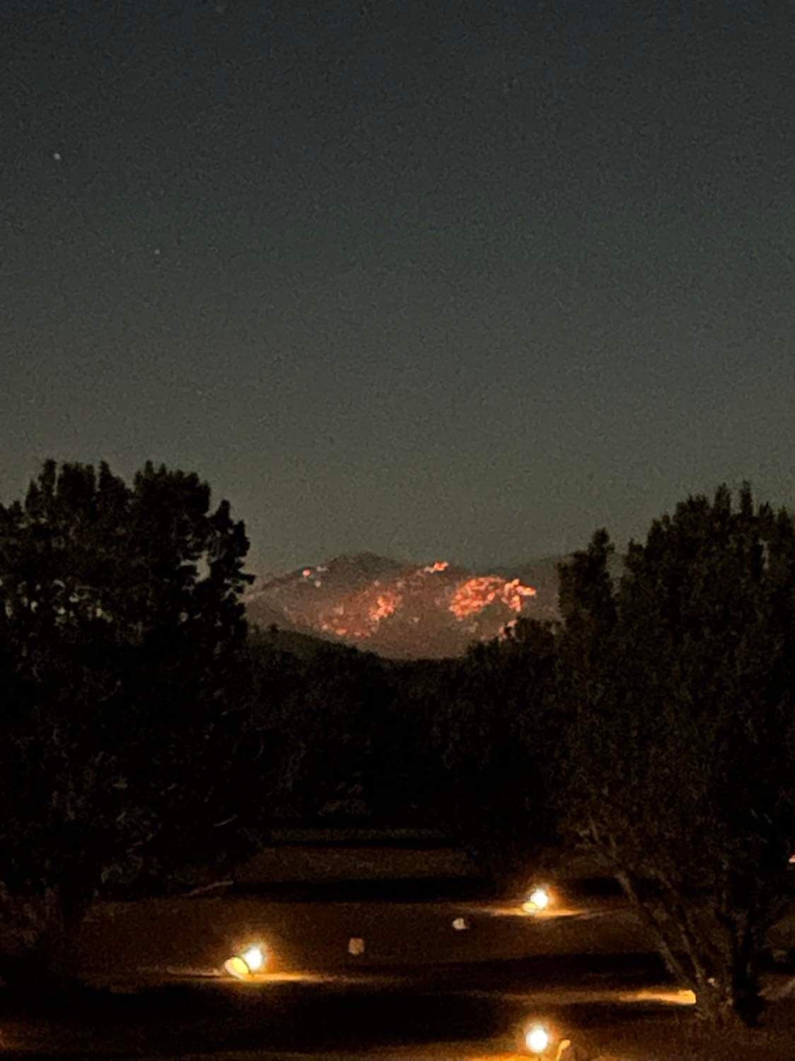 El clima fue más generoso el martes, por lo que los trabajadores avanzaron en la contención de las llamas.