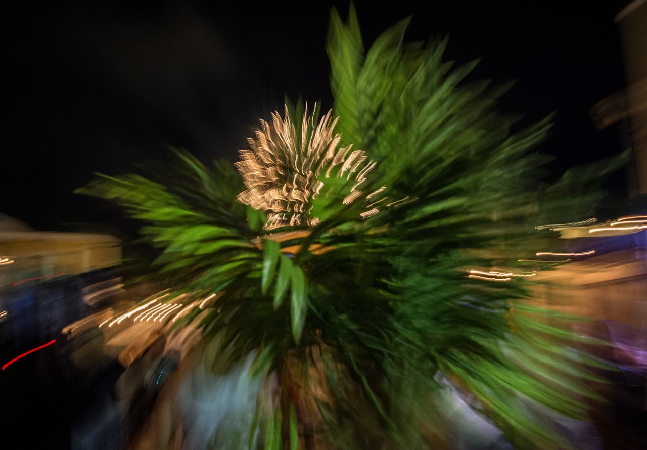 Pensilvania define los fuegos artificiales de exhibición como cualquier cosa que contenga más de 130 miligramos (o dos granos) de explosivos y "proyectiles aéreos", que contienen más de 60 gramos de composición pirotécnica. Piense en las cosas que ve en los eventos públicos.