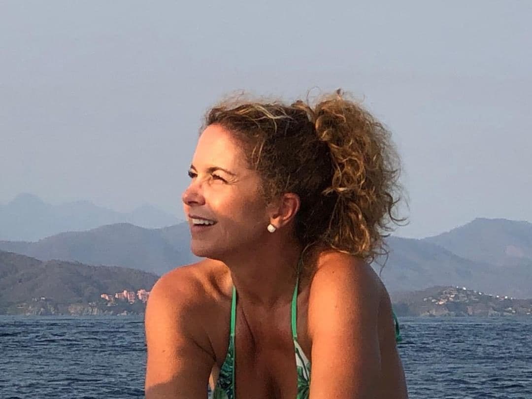 Sin embargo, publicó una foto desde el mar y se mostró sin maquillaje, algo que también dejó en evidencia sus primeras arrugas en la cara. Lucero ya tiene 53 años, pero luce espectacular.