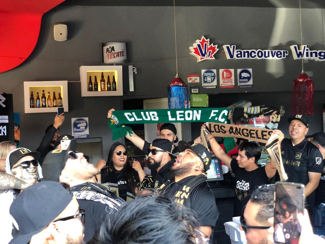 Muy prendida y animada la afición angelina, poniendo el color en León para alentar al LAFC.