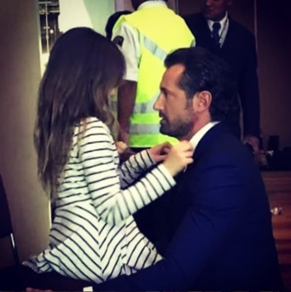 El 27 de noviembre de 2017 Gabriel Soto publicó un comunicado anunciando su separación de Geraldine Bazán; desde ese momento ha compartido más tiempo con sus hijas, pues ya se turnan la convivencia de las pequeñas. En esta fotografía se aprecia a su hija mayor Elissa, quien le acomodaba la corbata antes de salir a un evento.