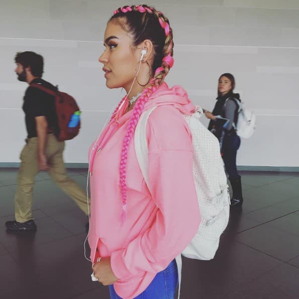 Karol G no le tiene temor a los cambio de imagen y su cabello bien puede ser rosado.