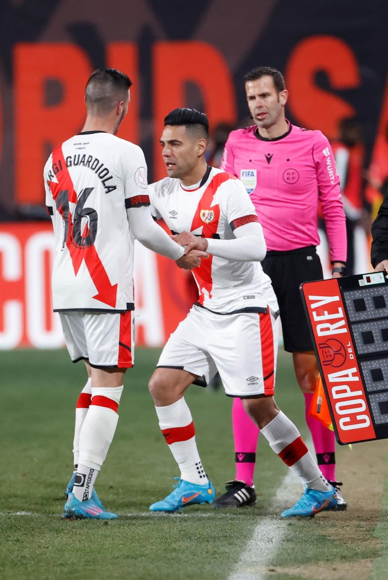 Real Betis se lleva la semifinal de ida tras derrotar al Rayo Vallecano 2-1 en la Copa del Rey. Borja Iglesias y Victor Carvalho le dieron el triunfo a la escuadra verdiblanca, mientras que Álvaro García descontó para los locales. Los mexicanos Diego Lainez y Andrés Guardado estuvieron en la banca.