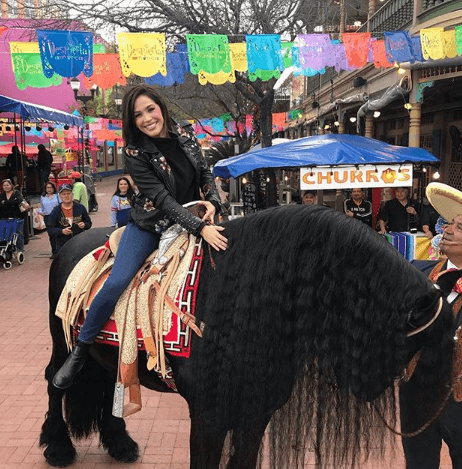 ¡Vivan nuestras tradiciones! Karla Martínez recordando sus raíces mexicanas en San Antonio, Texas.
<br>
